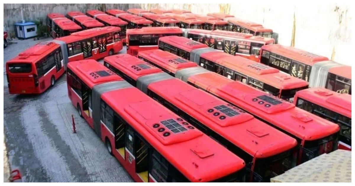 পাকিস্তানের অন্যতম গণপরিবহন মেট্রো বাস। ছবি: জিও নিউজ